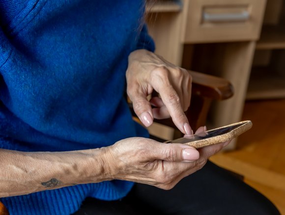 Vrouw wordt benaderd via haar telefoon
