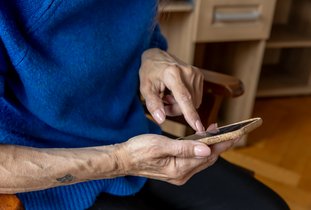 Vrouw wordt benaderd via haar telefoon