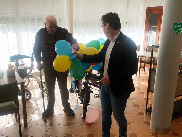 Dhr. Monden en wethouder Van Steen trekken ballonnen van de duofiets.