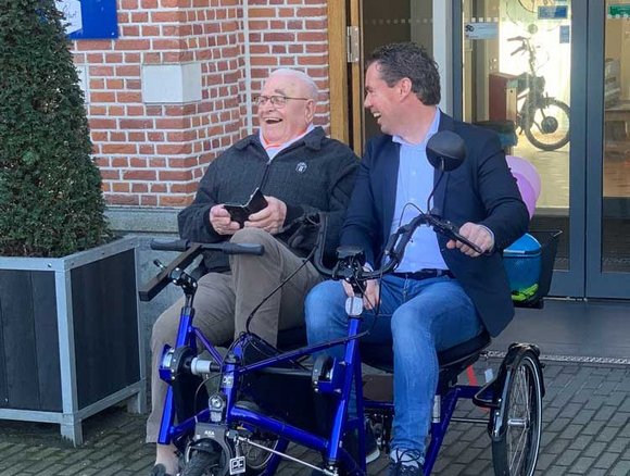 Dhr. Monden en wethouder Van Steen op de duofiets.