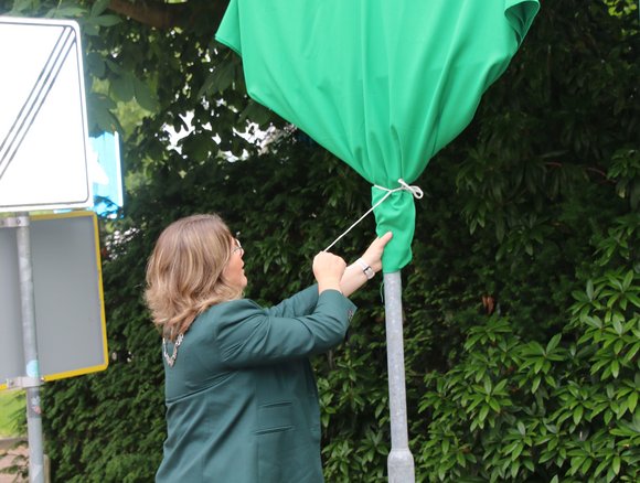 Burgemeester onthult straatnaambord