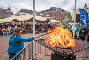 Burgemeester Vermue steekt het 'Bevrijdingsvuur' aan.