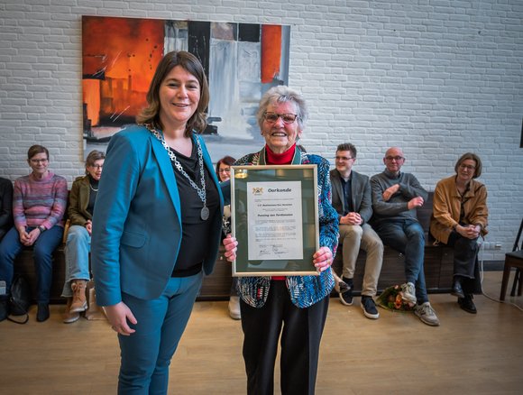 Annie Bastiaansen ontvangt de Penning van Verdiensten
