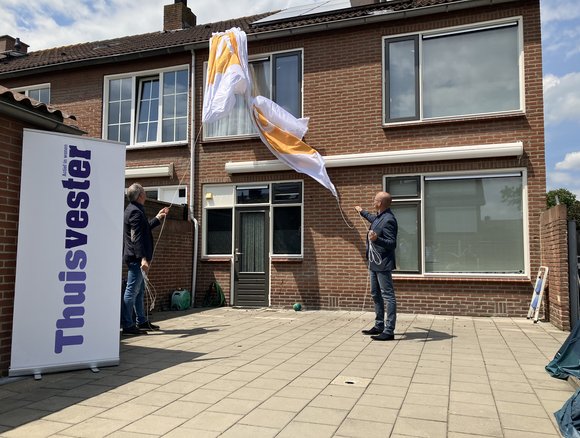  Wethouder Bogers en Ernst Damen onthullen de zonnepanelen