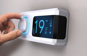 De thermostaatknop lager zetten.