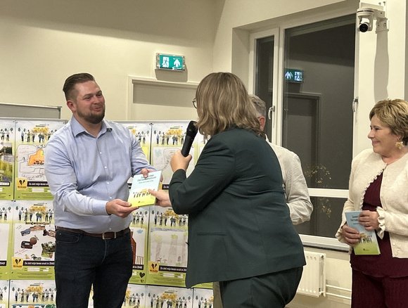 Burgemeester Vermue reikt eerste exemplaar uit