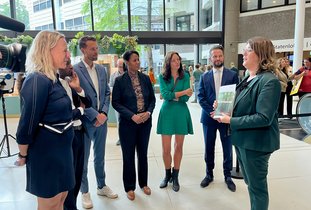 Burgemeester Vermue overhandigt boek en petitie