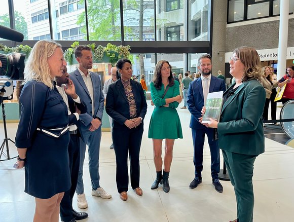 Burgemeester Vermue overhandigt boek en petitie