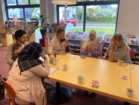 Wethouder Kuijpers speelt taalspel met deelnemers 