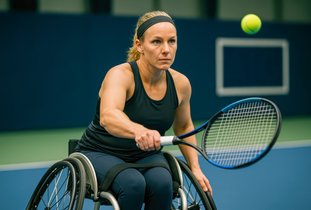 Sportieve vrouw speelt rolstoeltennis