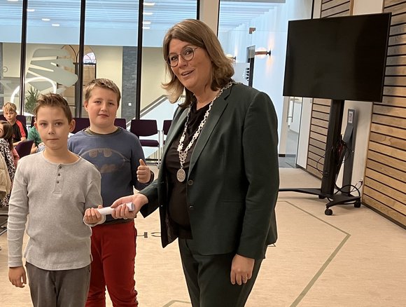 Burgemeester Vermue ontvangt het bedankje namens de Jozefschool
