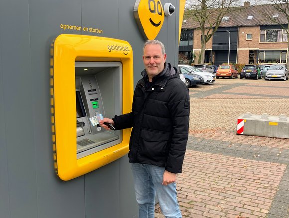 Nieuwe geldautomaat op Nassauplein officieel geopend