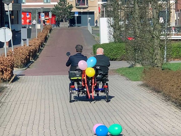 Dhr. Monden en wethouder Van Steen fietsen weg.