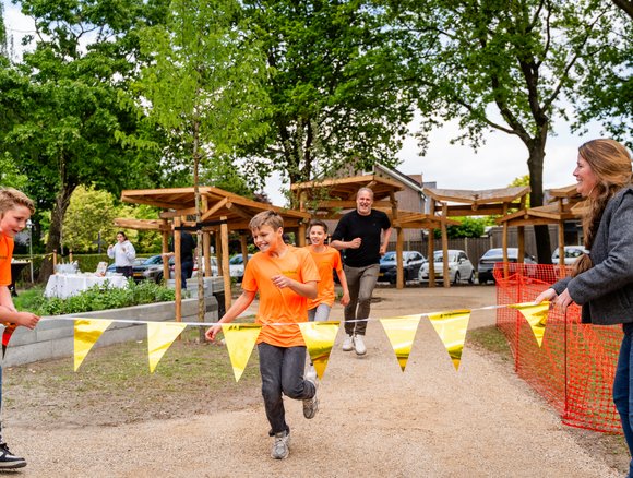 wethouder Bogers opent de speelplek met leerlingen