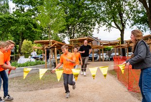 wethouder Bogers opent de speelplek met leerlingen