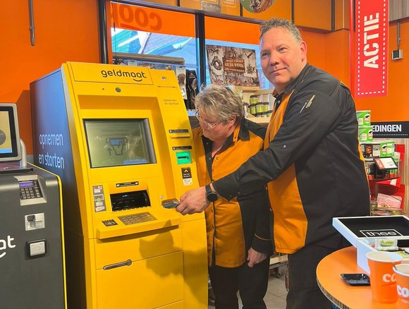 Eerste geldopname geldmaat in de Coop supermarkt te Wernhout