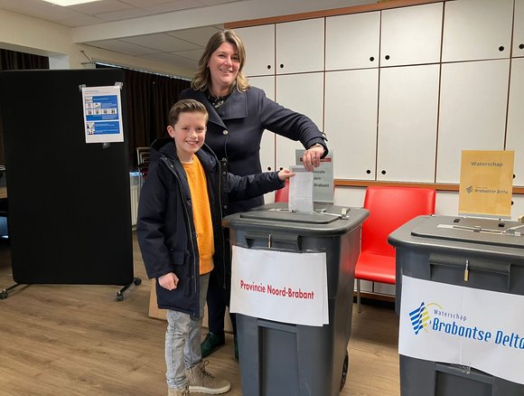 Burgemeester en kinderburgemeester stemmen.