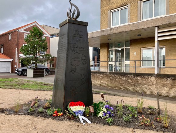 Monument Baken van Vrijheid met bloemenkrans