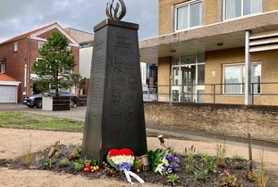 Monument Baken van Vrijheid met bloemenkrans