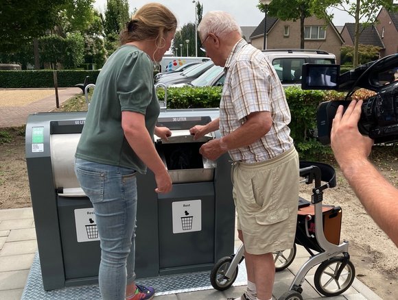 Wethouder en inwoner doen container dicht